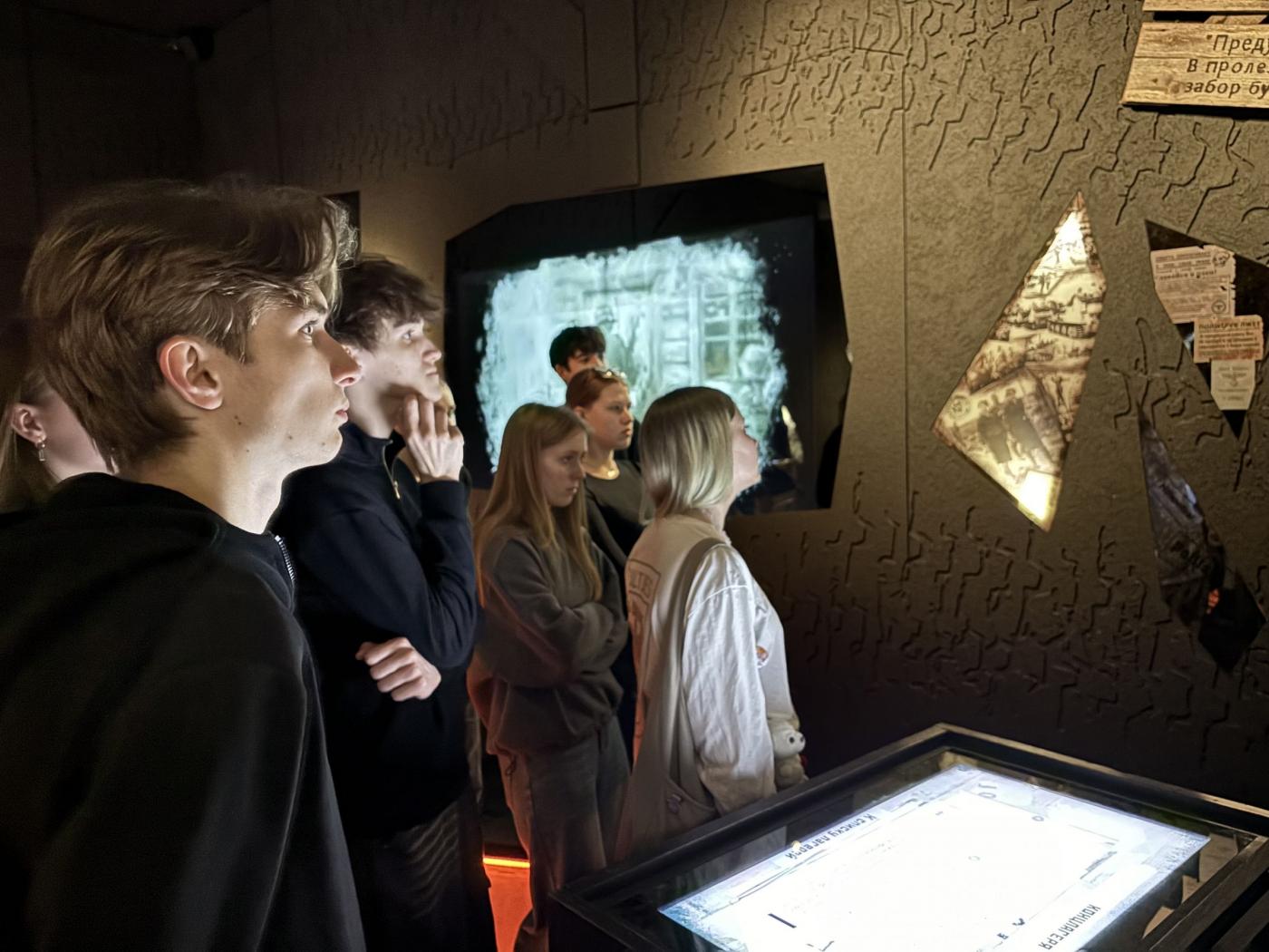 Первокурсники ИПФ посетили мемориальный комплекс «Хатынь» в преддверии Дня памяти жертв трагедии